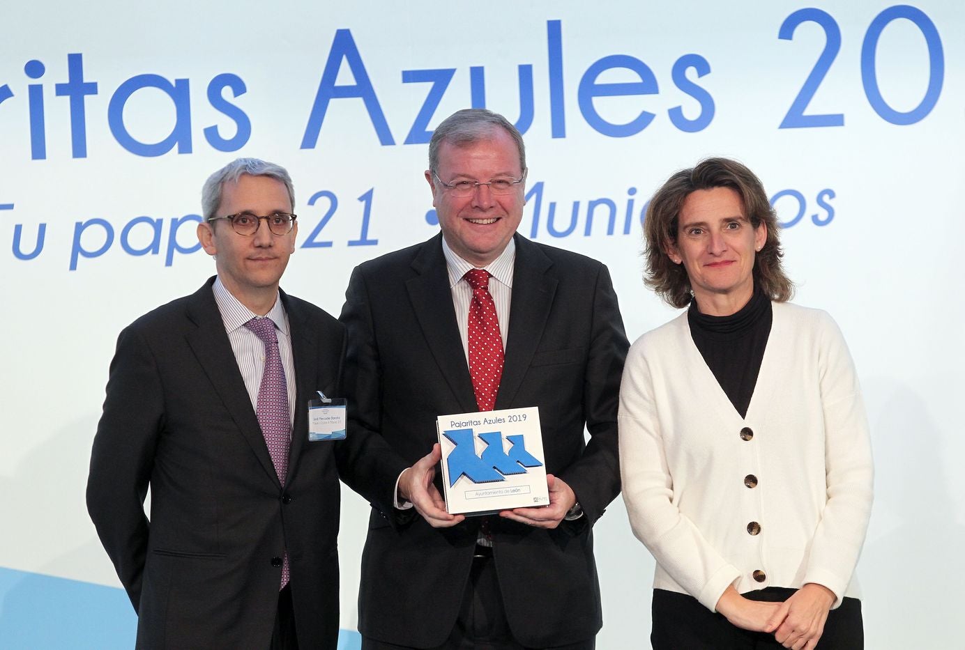 El alcalde de León Antonio Silvan recoge el premio otorgado al ayuntamiento por el programa 'Pajaritas Azules' de la Asocicación Española de Fabricantes de Pasta, Papel y Cartón ( ASPAPEL) a la exelencia en la recogida selectiva de papel y cartón, de manos de la ministra de Transición Ecologica, Teresa Rivera y del presidente de ASPAPEL, Jordi Mercader.