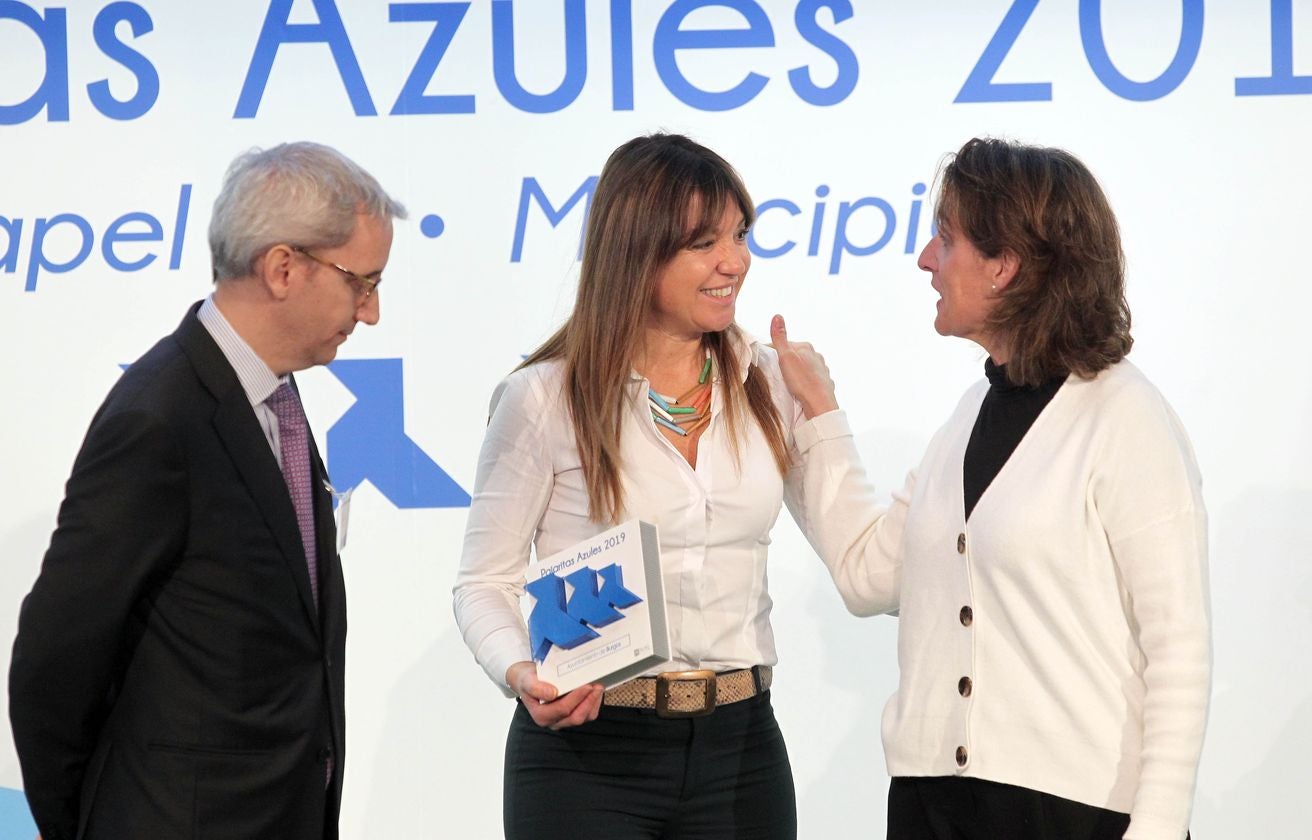 El alcalde de León Antonio Silvan recoge el premio otorgado al ayuntamiento por el programa 'Pajaritas Azules' de la Asocicación Española de Fabricantes de Pasta, Papel y Cartón ( ASPAPEL) a la exelencia en la recogida selectiva de papel y cartón, de manos de la ministra de Transición Ecologica, Teresa Rivera y del presidente de ASPAPEL, Jordi Mercader.