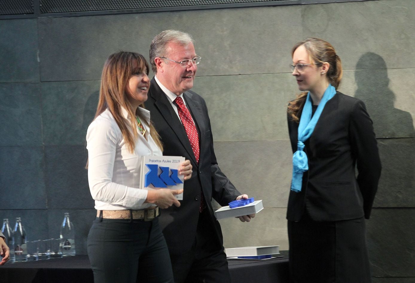 El alcalde de León Antonio Silvan recoge el premio otorgado al ayuntamiento por el programa 'Pajaritas Azules' de la Asocicación Española de Fabricantes de Pasta, Papel y Cartón ( ASPAPEL) a la exelencia en la recogida selectiva de papel y cartón, de manos de la ministra de Transición Ecologica, Teresa Rivera y del presidente de ASPAPEL, Jordi Mercader.