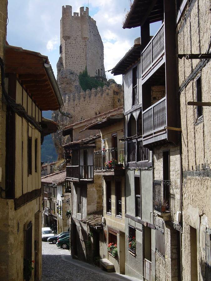 Frías (Burgos). Es una de las poblaciones más hermosas de toda España. Uno de esos pueblos con encanto en que parece que el tiempo se ha detenido. Pasear por sus calles estrechas y empedradas, es algo único.Su privilegiada situación geográfica es clave para poder hacer excursiones por dos maravillosas comarcar burgalesas como so La Bureba y Las Merindades.