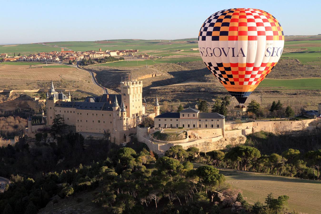 Visitar Segovia desde las alturas. Una nueva forma de viajar y de ver los lugares que ya conocías. Desde un globo aerostático el paisaje llena los sentidos.