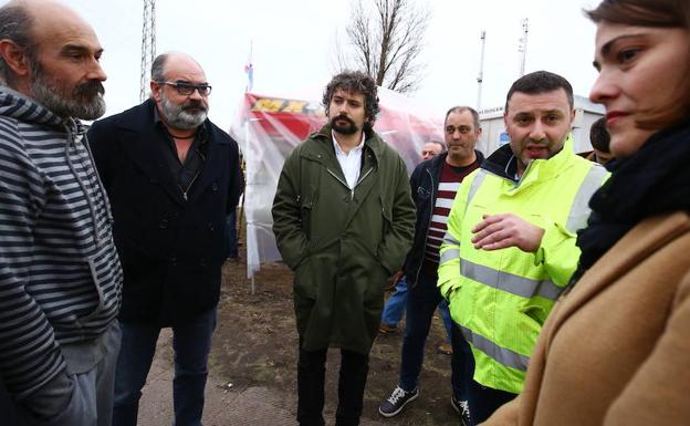 El coordinador de Izquierda Unida Castilla y León, José Sarrión (C), durante la visita a los trabajadores de las empresas auxiliares de la central de Compostilla en Cubillos del Sil 