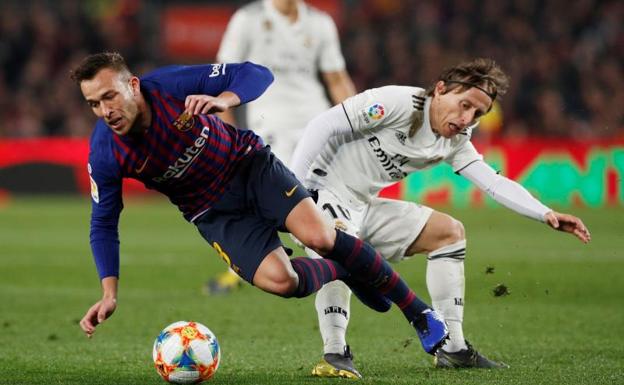 Arthur, tras una entrada de Modric en el Camp Nou. 