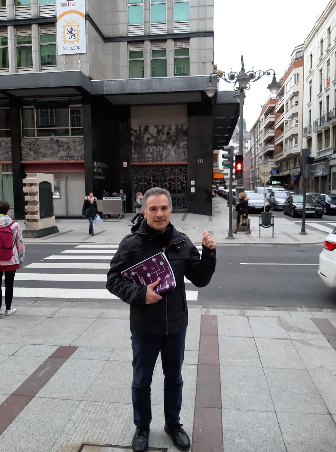 Nicanor Pastrana frente al Ayuntamiento de León en Ordoño II. 