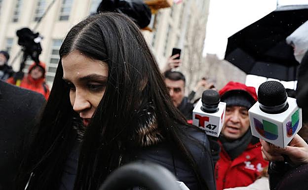 Emma Coronel Aispuro, la mujer de Joaquín 'El Chapo' Guzmán, a la salida este martes del tribunal de Nueva York.