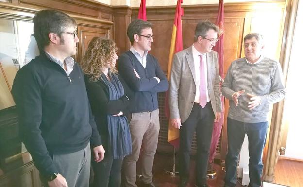 Un instante del encuentro mantenido entre la directiva marista y el presidente de la Diputación.