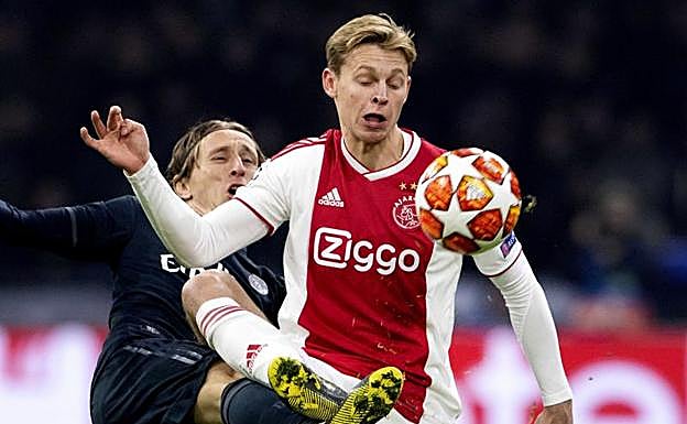 Frenkie De Jong, en una jugada ante Luka Modric.