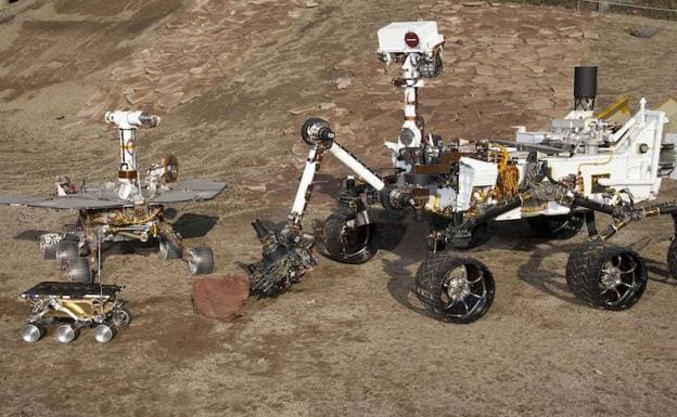 Las tres generaciones de Rovers que viajaron a Marte: el Sojourner (i) del proyecto Pathfinder, el primero que amartizó en 1997; el Opportunity y su gemelo Spirit lo hicieron en 2004, y el Curiosity (d) que lo logró en 2012. 