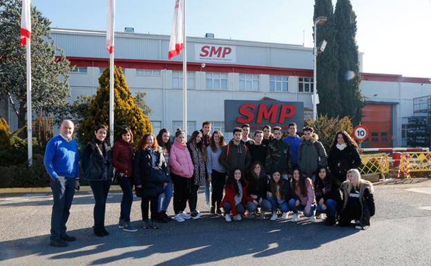 Alumnos y profesores posan al final de la visita a SMP, en Palencia 