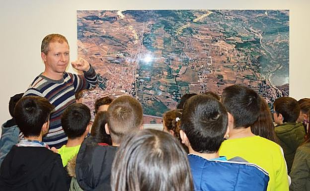 El alcalde durante su recorrido junto a jóvenes de la localidad de Villaquilambre.