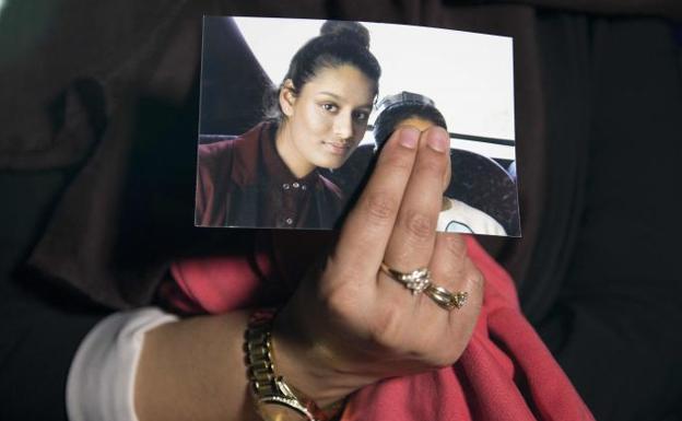 La hermana de Shamima Begum sujeta una fotografía de la joven.