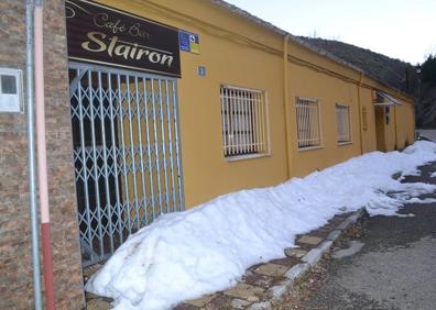 Imagen secundaria 1 - Las tres generaciones de mineros en el Pozo Casares. Bar cerrado en Tremor de Arriba. Y Carlos Calvete padre, trabajando en el interior del Pozo Casares