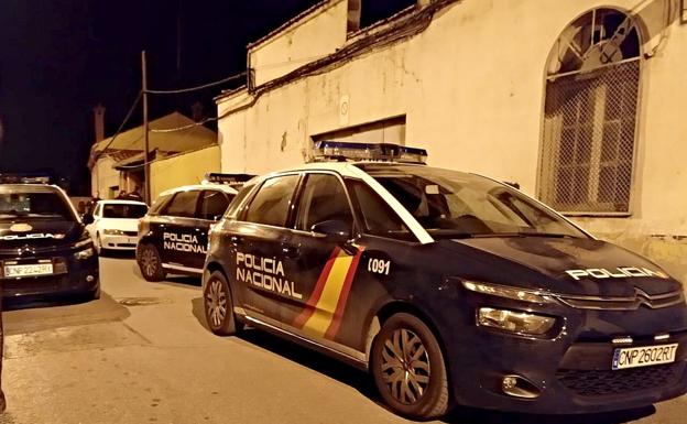 Efectivos de la Policía Nacional en el lugar donde se realizaron las detenciones.