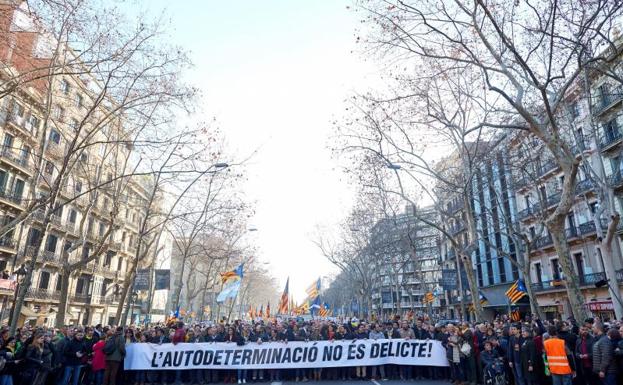 Imagen principal - El soberanismo se exhibe como un «muro humano» contra el juicio del &#039;procés&#039;