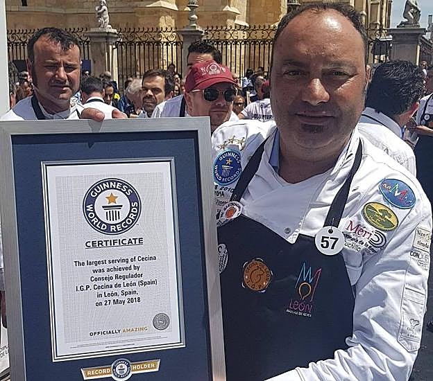NIco Jiménez posa orgullos con el título que acredita el récord de corte de cecina. 