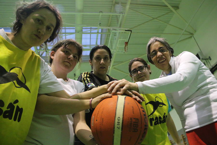 Fotos: Las &#039;campeonas&#039; del equipo de baloncesto de Asprona