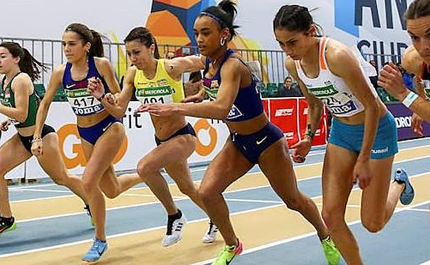 Salida de la prueba del 1.500 femenino con Marta García (417) a la izquierda.