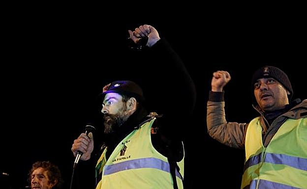 Activistas de los chalecos 'amarillos' en una protesta contra lo que entienden como violencia policial. 