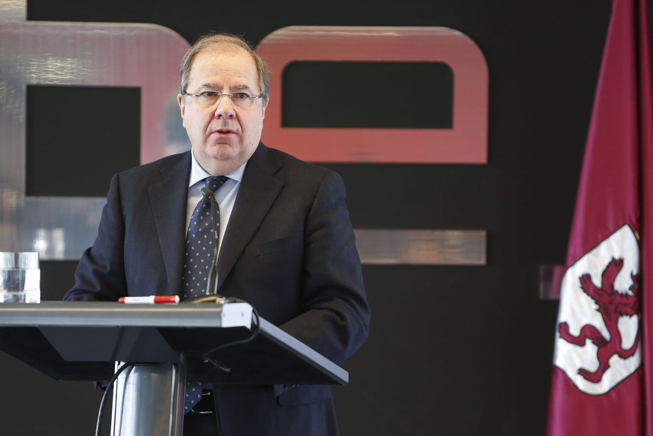 El presidente de la Junta de Castilla y León, Juan Vicente Herrera, clausura la Jornada de presentación del Cybersecurity Innovation Hub en León. Junto a él, el director general del Incibe, Alberto Hernández