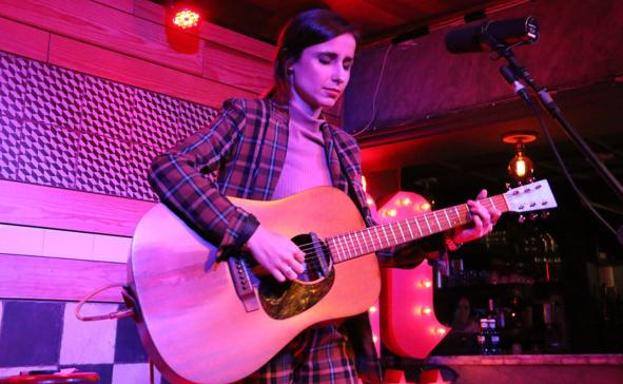 La artista Zahara durante un concierto en la sala leonesa El Gran Café.