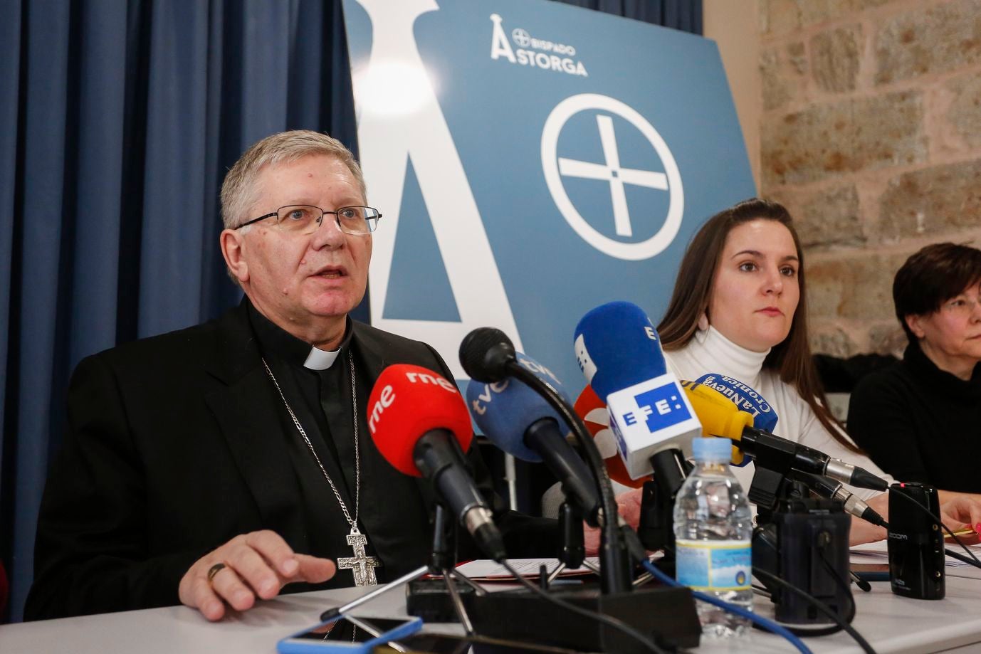 Nueva delegación de protección de los menores y acompañamiento a las víctimas de abusos de la Diócesis de Astorga. (IaD) José Antonio Crespo, Maria José Díez el obispo de Astorga, Juan Antonio Menéndez y Ana Belén Fraile