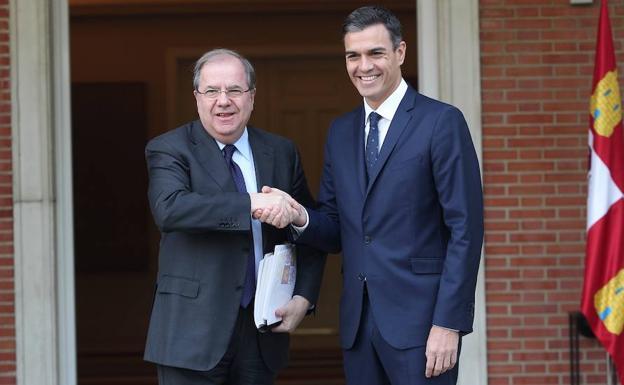 Pedro Sánchez recibe al presidente de la Junta de Castilla y León.