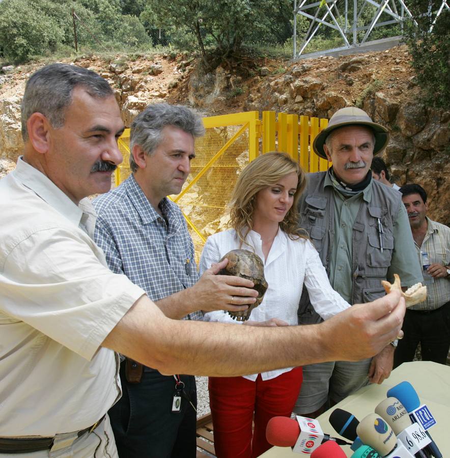 19.06.05 Los tres codirectores de Atapuerca, de i a d; Bermúdez de Castro, Arsuaga y Carbonell, acompañados de la consejera de Cultura, Silvia Clemente, muestran algunos de los fósiles más importantes hallados en las últimas campañas de excavaciones.