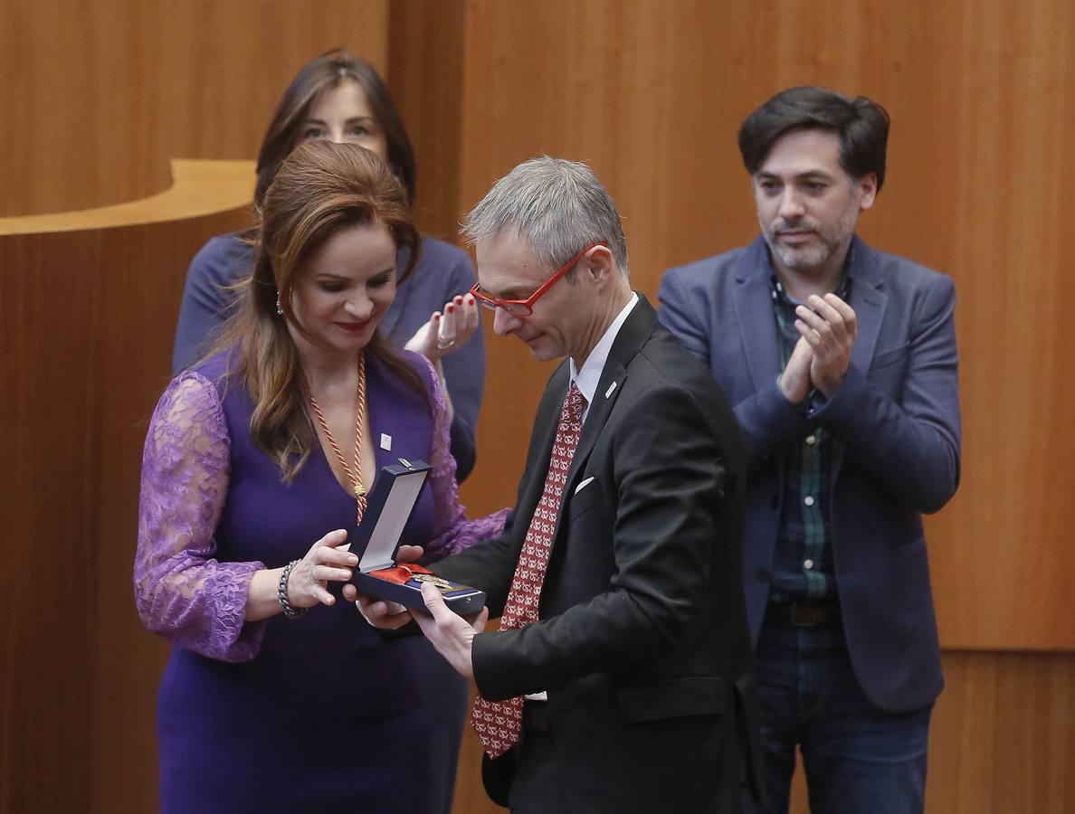 26.02.18 La presidenta de las Cortes, Silvia Clemente, entrega la Medalla de Oro al rector de la Universidad de Salamanca, Ricardo Rivero.