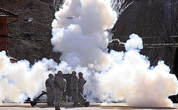 Salvas de honor durante los actos oficiales de la patrona.