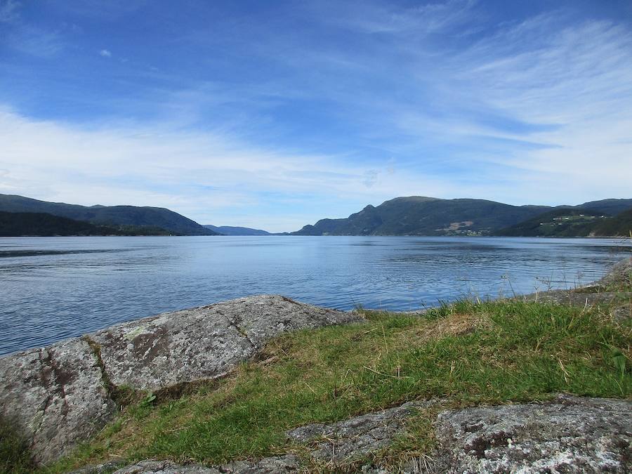 Fannefjorden, Noruega | Otra propuesta para disfrutar de la vida al aire libre, esta vez en el paisaje noruego y sus impresionantes vistas. En este entorno también son frecuentes los campings y zonas habilitadas para este tipo de escapadas, pensadas para que no te falte de nada: baños, electricidad y hasta wifi (para quienes no quieran desconectar del todo).