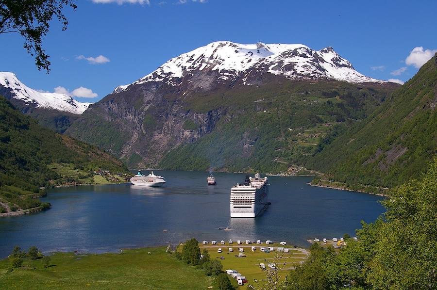 Fannefjorden, Noruega | Otra propuesta para disfrutar de la vida al aire libre, esta vez en el paisaje noruego y sus impresionantes vistas. En este entorno también son frecuentes los campings y zonas habilitadas para este tipo de escapadas, pensadas para que no te falte de nada: baños, electricidad y hasta wifi (para quienes no quieran desconectar del todo).