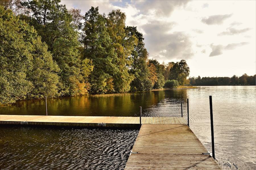 Kälsviken, Suecia | Es uno de los mejores lugares del mundo para acampar, y no únicamente por su belleza: aquí existe el denominado 'derecho de acceso público', que posibilita poder montar una acampada en prácticamente cualquier rincón, en especial en la tranquila y preciosa cala Kälsviken.