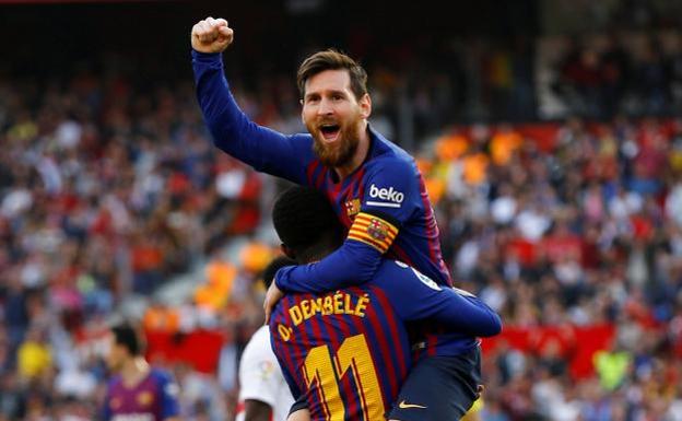 Messi celebra con Dembélé el segundo de sus tres goles al Sevilla.