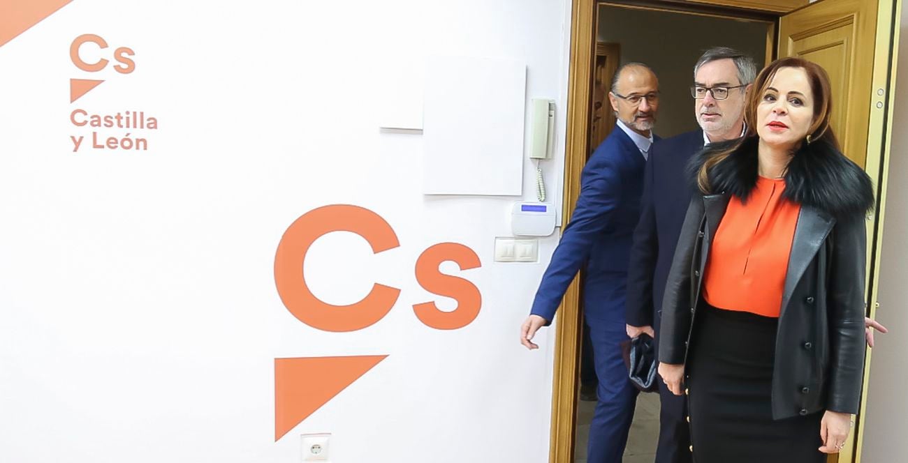 El secretario general de Ciudadanos, José Manuel Villegas, acompañado por Silvia Clemente, ofrece una rueda de prensa en la sede de Cs Castilla y León