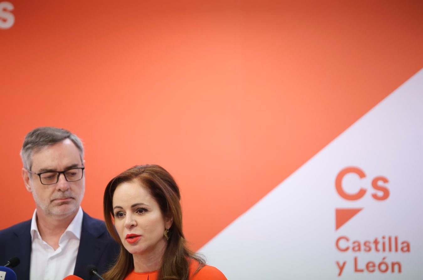 El secretario general de Ciudadanos, José Manuel Villegas, acompañado por Silvia Clemente, ofrece una rueda de prensa en la sede de Cs Castilla y León