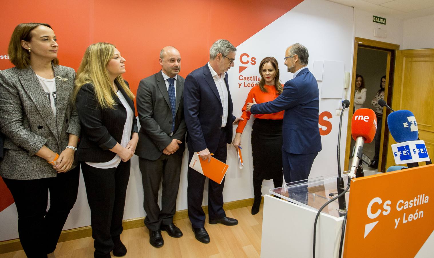 Clemente ha comparecido en la misma sede y sala de prensa donde el diputado por Valladolid, Francisco Igea, anunciaba ayer que le plantará cara en unas primarias que se antojan arduas