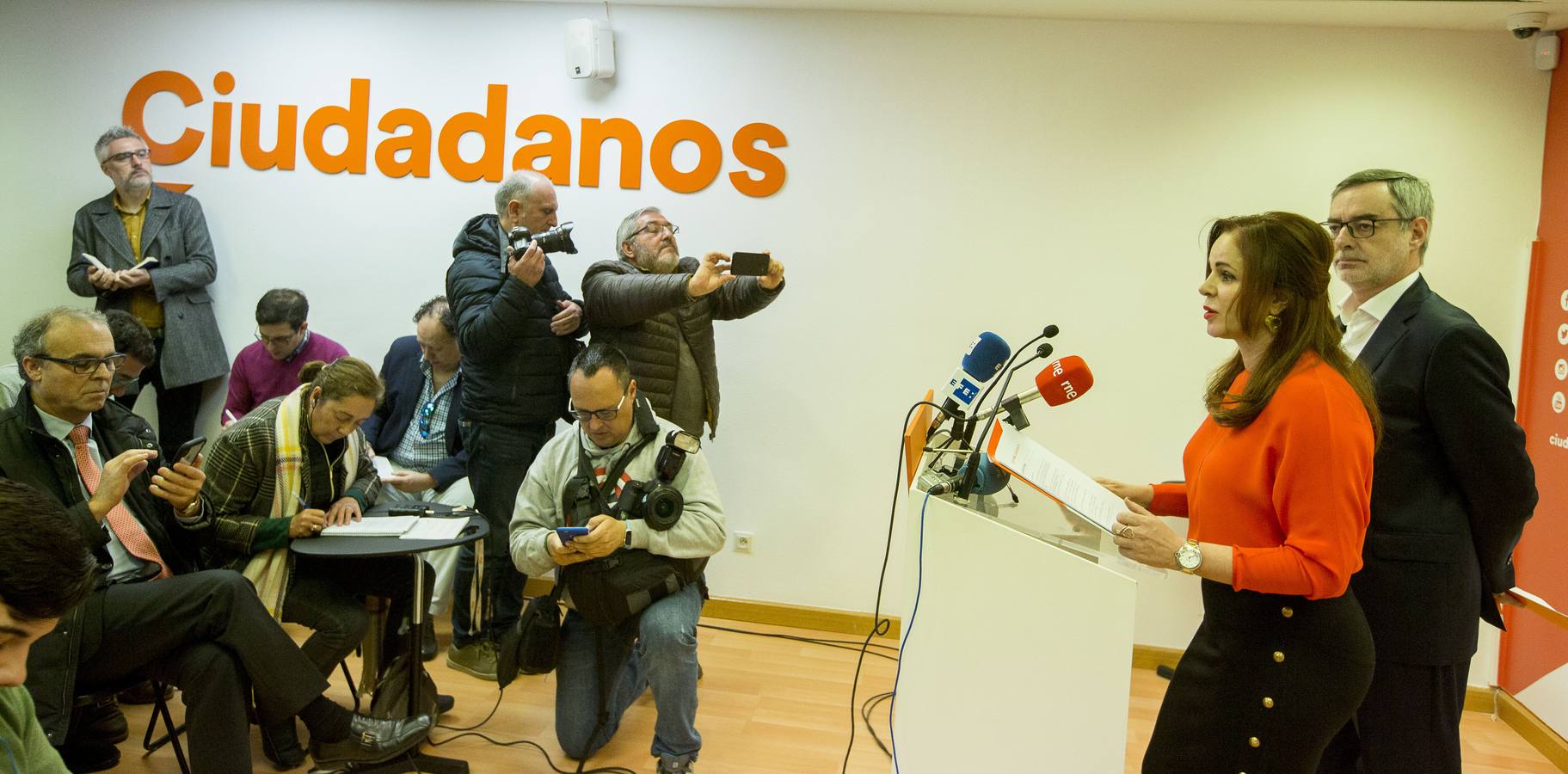 Clemente ha comparecido en la misma sede y sala de prensa donde el diputado por Valladolid, Francisco Igea, anunciaba ayer que le plantará cara en unas primarias que se antojan arduas