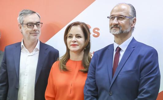 Silvia Clemente, arropada durante su presentación en Cs.