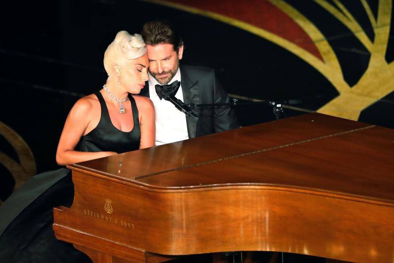 Lady Gaga y Bradley Cooper interpretan 'Shallow', de la banda sonora de 'Ha nacido una estrella'. La actuación se ha convertido en uno de los momentos estelares de la noche.