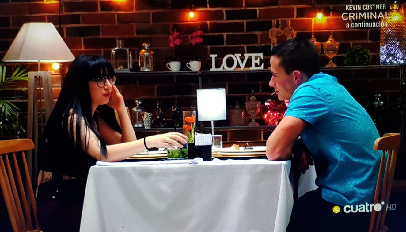 El leonés, famoso por hacerse un Dni con una foto en la que tenía un palillo en la boca, no encuentra el amor en First Dates | Su 'pareja', Itziar, creía que «León es un pueblo»