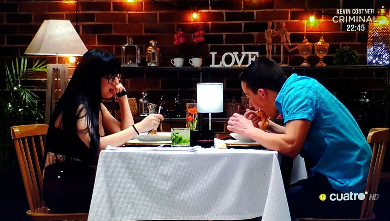 El leonés, famoso por hacerse un Dni con una foto en la que tenía un palillo en la boca, no encuentra el amor en First Dates | Su 'pareja', Itziar, creía que «León es un pueblo»