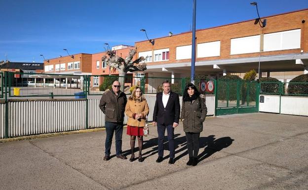 Los concejales de UPL visitan las instalaciones escolares.