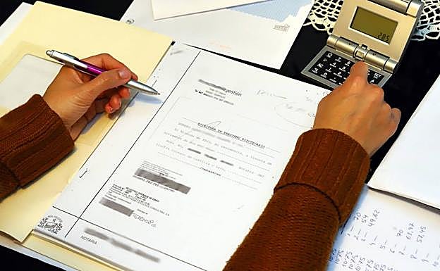 Una persona haciendo cuentas.