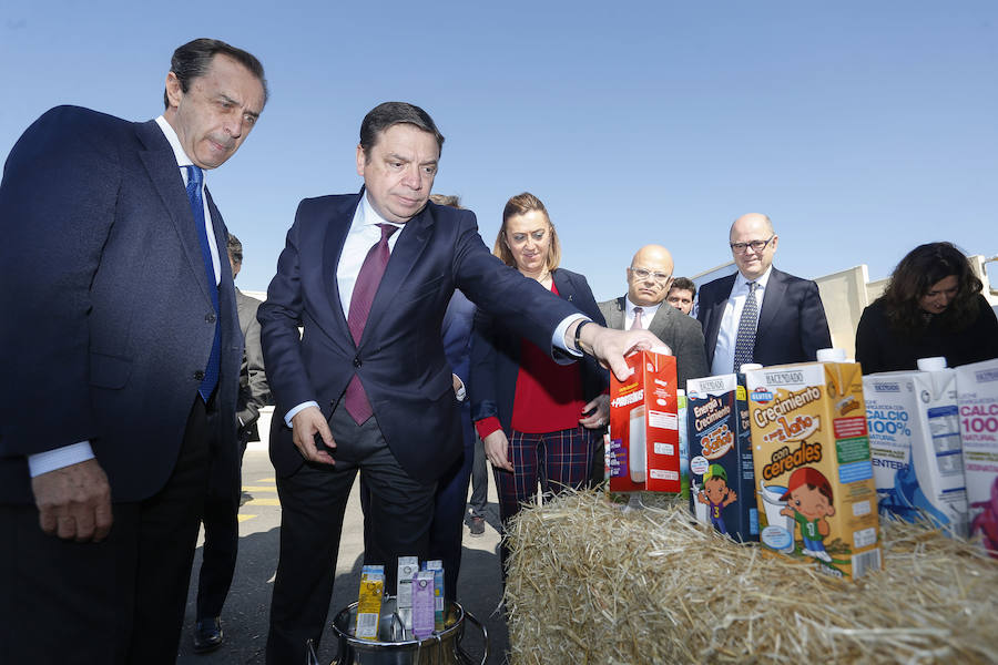 Fotos: El ministro de Agricultura visita la planta de Lactiber