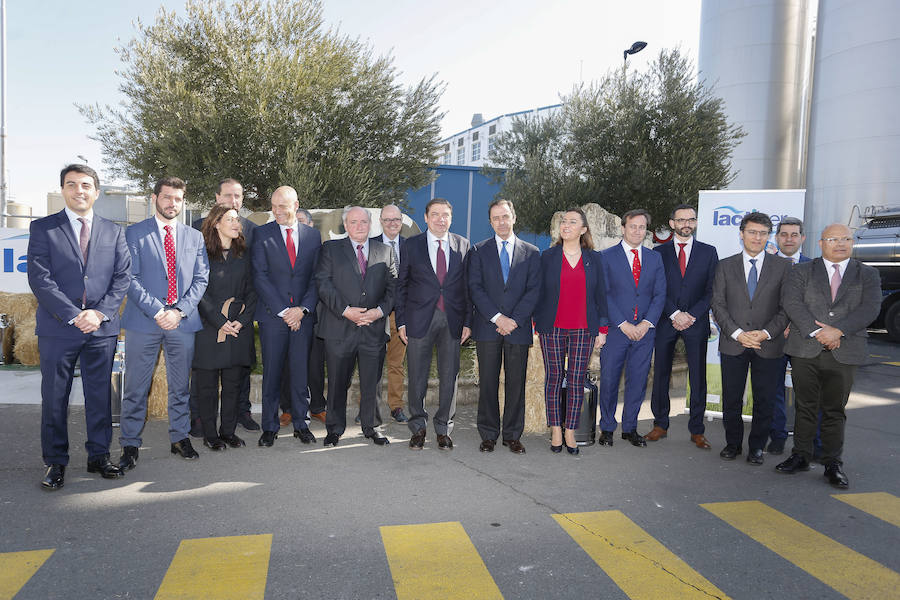 Fotos: El ministro de Agricultura visita la planta de Lactiber
