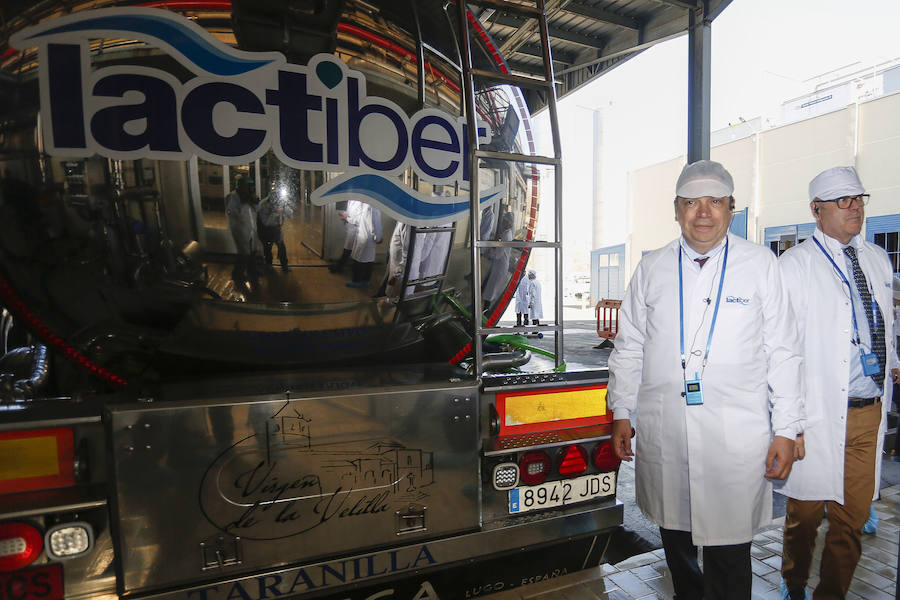 Fotos: El ministro de Agricultura visita la planta de Lactiber