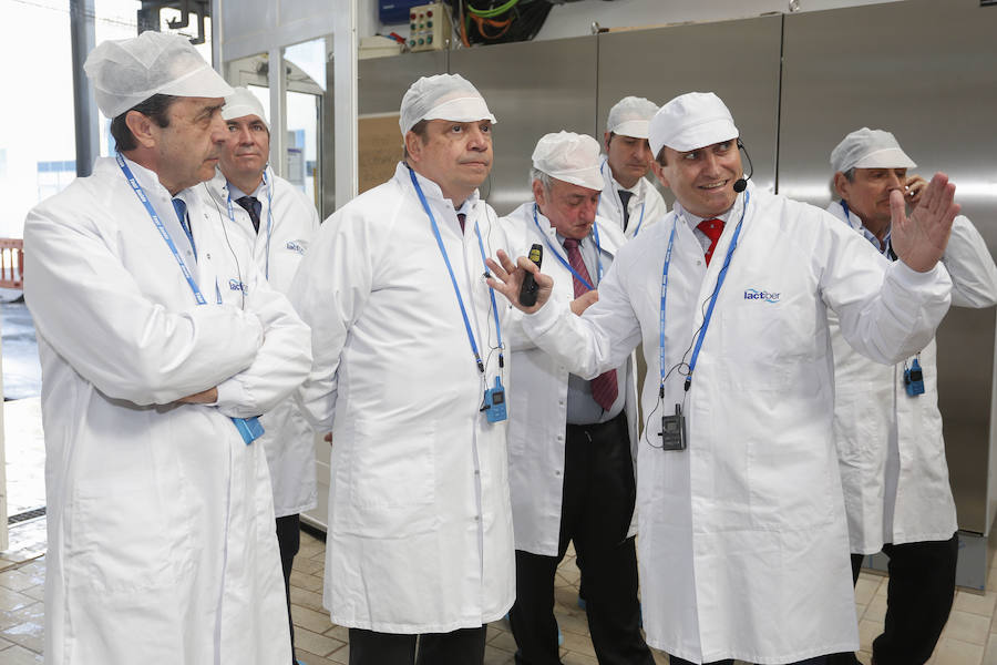 Fotos: El ministro de Agricultura visita la planta de Lactiber
