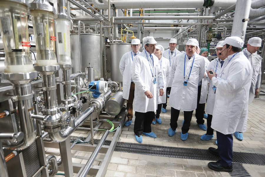 Fotos: El ministro de Agricultura visita la planta de Lactiber