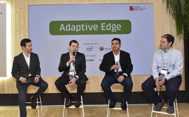 Pipo Serrano, moderador del acto de presentación de 'Adaptative Edge' en el MWC; Òscar Pallarols, director comercial global de Cellnex Telecom; Rajesh Gadiyar, responsable de Technology Officer de Intel; David Carrera, cofundador de NearbyComputing