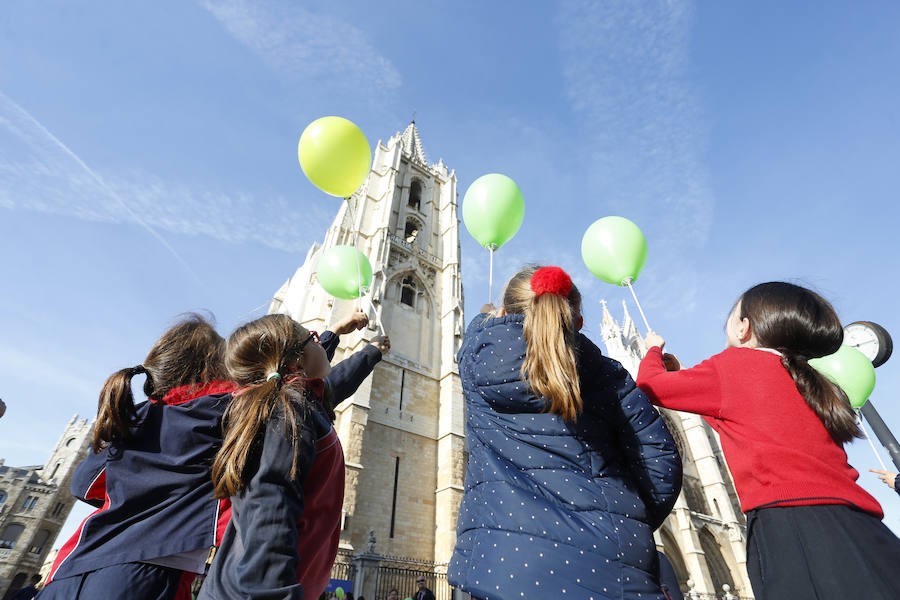 Fotos: &#039;Abrazo solidario&#039; a la catedral de León en el Día Mundial de las Enfermedades Raras